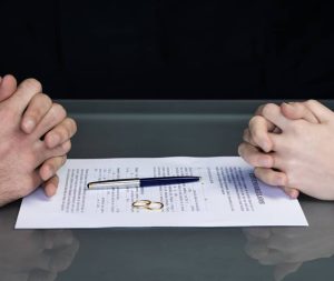 Deux personnes souhaitant divorcer devant un contrat de séparation