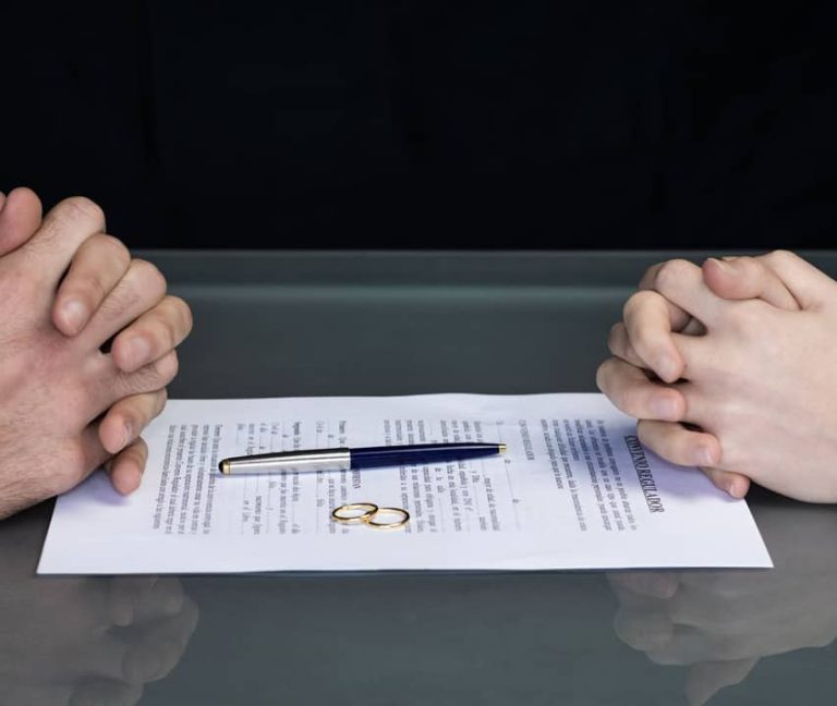 Deux personnes souhaitant divorcer devant un contrat de séparation