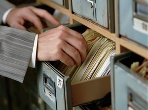 Une personne cherchant un document dans un dossier